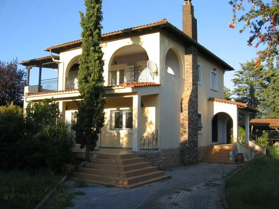 Houses Under The Sun real estate boutique website by AEN Media — multilingual property gallery for Chalkidiki